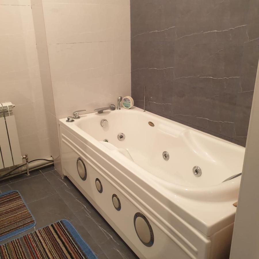 Uzak Apartment 2 อัลมาตี ภายนอก รูปภาพ